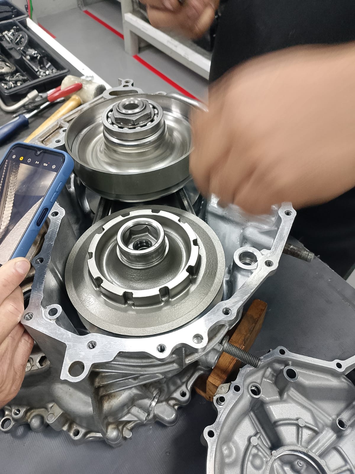 Câmbio automático sendo desmontado na bancada